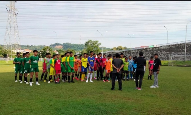 SELEKSI : Disparekrafbudpora dan Askab PSSI Gresik menggelar seleksi pemain sepak bola U-15. (DOK/RADAR GRESIK)