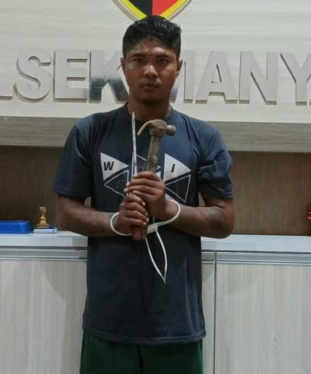 PENCURIAN : Tersangka Riki Ardiansyah diamankan anggota Polsek Manyar. (ISTIMEWA/RADAR GRESIK)