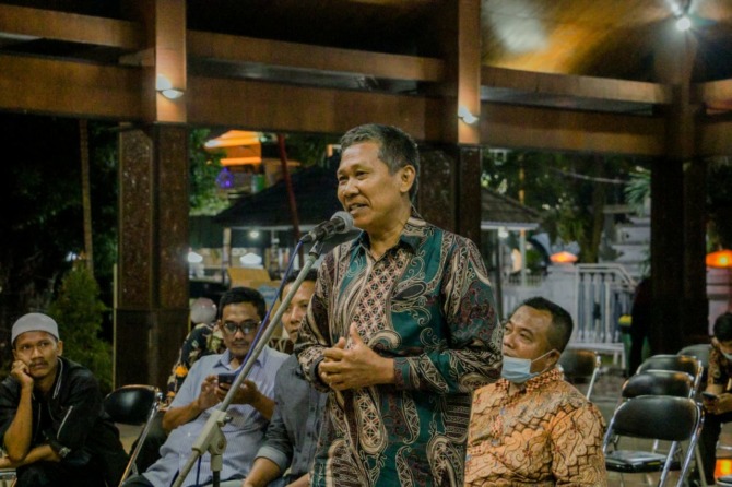 MENGELUH: Salah seorang pengusaha pupuk Sidayu curhat permasalahan yang sering dihadapinya ke Bupati Gresik.