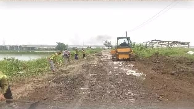 SERING DIKELUHKAN: Dinas PUTR Pemkab Gresik mulai melakukan perbaikan ruas jalan di Banjarsari, Kecamatan Cerme. (Dok/Radar Gresik)