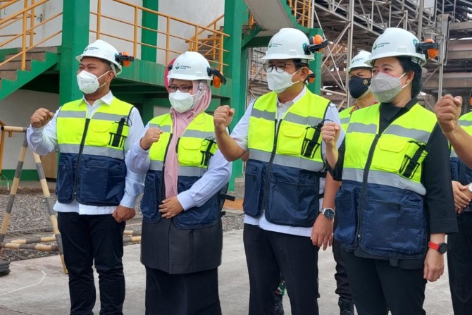 Jaga Ketahanan Pangan : Ketua DPR RI Puan Maharani, Dirut Petrokimia Gresik, Dwi Satrio Anurrogo, Bupati Fandi Akhmad Yani dan Wakil Bupati Gresik Aminatun Habibah melihat aktivitas produksi pupuk Petrokimia Gresik.