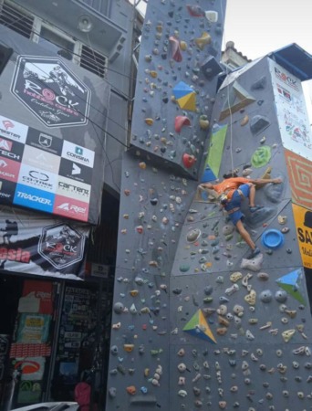 BERLATIH: Atlet panjat Porprov yang sedang berlatih di wall climbing Gresik. (Dok/Radar Gresik)