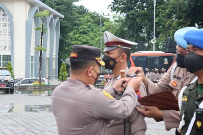 GELAR PASUKAN: Anggota Polres Gresik saat apel operasi Keselamatan Semeru di halaman Mapolres Gresik