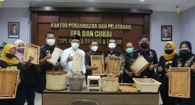 FASILITAS GRATIS : Melalui program klinik ekspor Bea Cukai Gresik mempertemukan UMKM Wilayah Menganti dengan atase perdagangan KBRI di Tokyo Jepang. (Istimewa/ Radar Gresik)