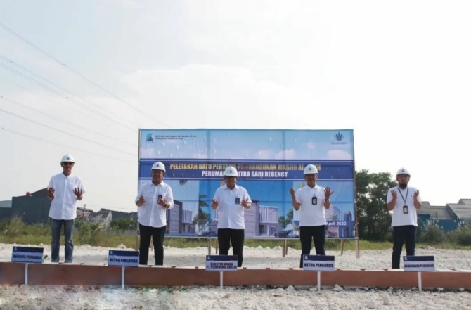 pembangunan masjid Al Fath Citra Sari Regency ditandai dengan prosesi peletakan batu pertama oleh Direktur Utama PT. Petrokima Gresik Dwi Satrio Annugroho dan didampingi oleh Ketua Pengurus dan Pengawas K3PG. (Ist./radar Gresik)
