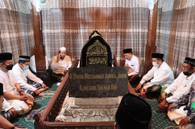 ZIARAH: Bupati Gresik Fandi Akhmad Yani beserta jajaran forkopimda saat berziarah di Makam Sunan Giri saat tradisi Malam Selawe di Desa Giri, Kecamatan Kebomas.  (Ist./Radar Gresik)
