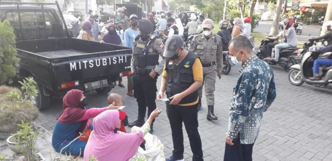 IMBAUAN: Anggota dari Dinsos, Polres dan Satpol PP Gresik memberikan imbauan kepada PPKS di sekitar GKB Gresik.