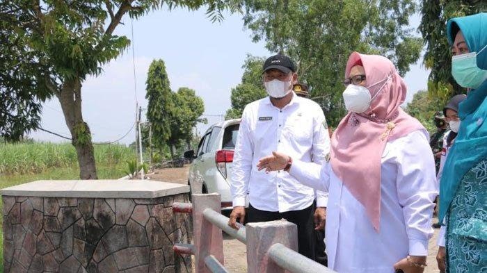 KEJAR TARGET: Wabup Gresik Aminatun Habibah mengejar pembangunan RS Gresik selatan di Area Waduk Desa Tempel Kecamatan Kedamean.  (Jar/Radar Gresik)