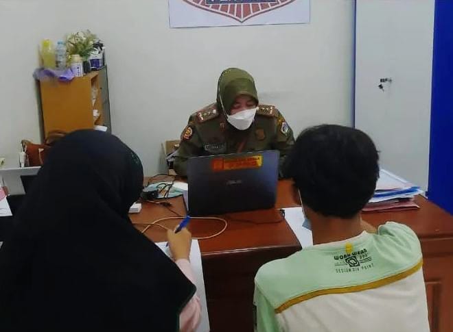 MESUM SIANG BOLONG: Satpol PP mengamankan dua sejoli yang sempat diduga pacaran dan berbuat mesum kamar mandi umum Alun - Alun Gresik. (yudhi/radar gresik)