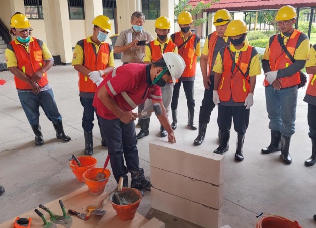 PT Semen Indonesia (Persero) Tbk (SIG) bekerja sama dengan Direktorat Jenderal Bina Konstruksi Kementerian PUPR menggelar pelatihan untuk 117 tenaga konstruksi. (ISTIMEWA/RADAR GRESIK)