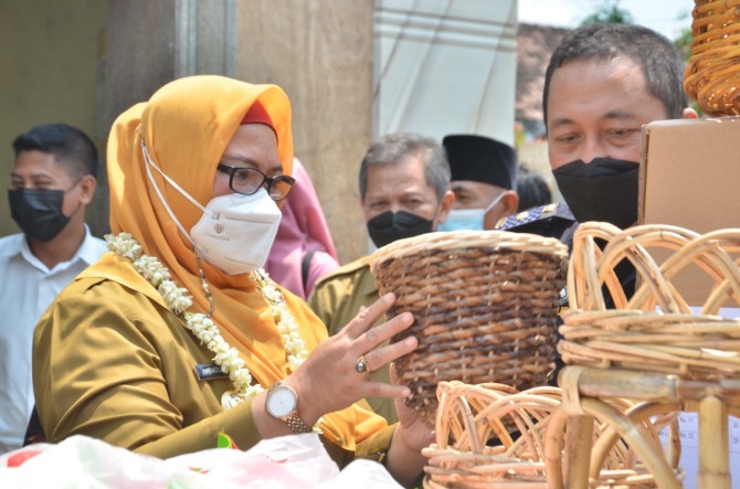 PERDAGANGAN: Wabup Aminatun Habibah dan Bea Cukai Gresik saat melepas ekspor produk rotan ke Jepang. (Ist./Radar Gresik)