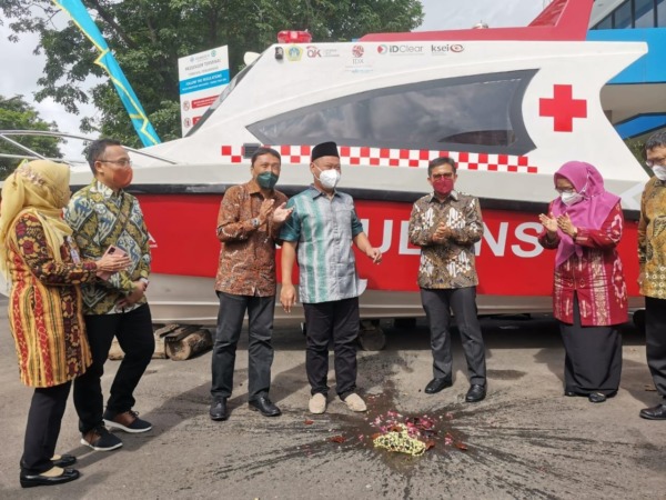 BANTUAN : Bupati Gresik Fandi Akhmad Yani menerima bantuan ambulans laut dari pasar modal. (Dok/Radar Gresik)