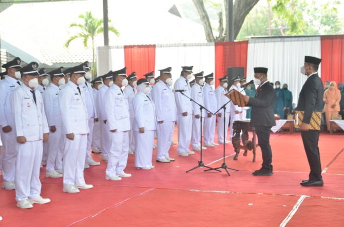 PELANTIKAN: Bupati Gresik Fandi Akhmad Yani saat melantik puluhan kades terpilih di Halaman Parkir Pemkab Gresik. (Dok/Radar Gresik)