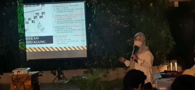 PAPARAN: Kadis DCKPKP Ida Lailatusadiyah saat menjelaskan rencana pembangunan jaringan pipa air. (Fajar/Radar Gresik)