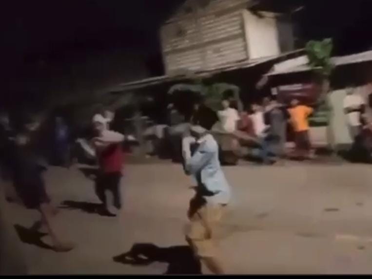 TAWURAN: Tangkapan layar video tawuran remaja di Depan Wisma Ahmad Yani.  (Dok/Radar Gresik)