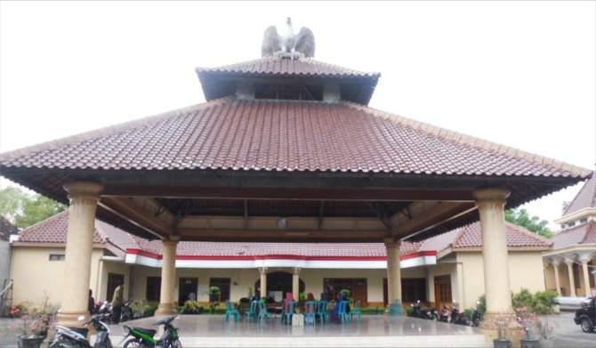 VIRAL: Kondisi Kantor Desa Karangandong, Kecamatan Driyorejo.  (Ist./Radar Gresik)