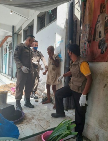 PENERTIBAN: Anggota Satpol PP langsung mengamankan ODGJ di Pasar Gresik.
