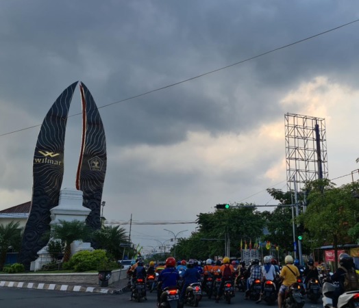 BEBAS: Kerangka reklame baru di dekat landmark Tugu Keris Sumelang Gandring dalam proses pembangunan. (Firman/Radar Gresik)