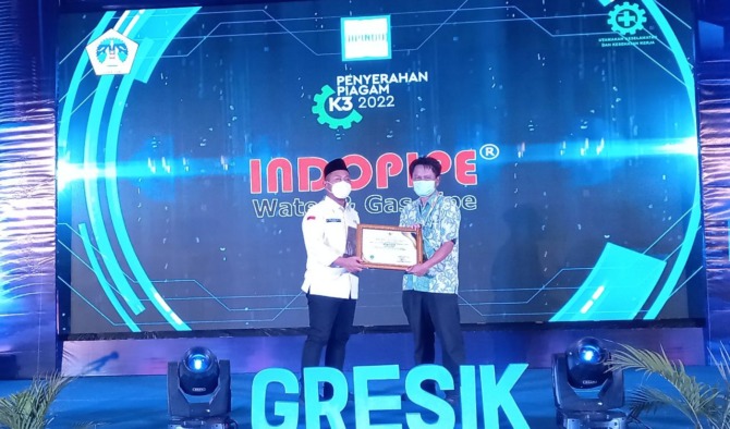 PENGHARGAAN: Dody Heral Ardiansyah (Sekretaris P2K3/Koordinator General Affair) PT Indopipe saat menerima penghargaan yang diserahkan Bupati Gresik Fandi Akhmad Yani.