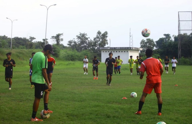 PERSIAPAN: Tim sepakbola Porprov Gresik yang sedang latihan di luar Stadion Gjos.