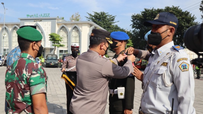 APEL PASUKAN: Kapolres Gresik AKBP Mochammad Nur Azis saat gelar apel ratusan Personel TNI - Polri untuk pengamanan Operasi Ketupat Semeru2022 di halaman Mapolres Gresik. (ist/ Radar Gresik)