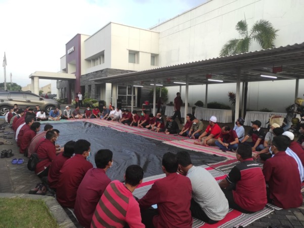 JALIN SILATURAHMI: Ratusan karyawan PT Indopipe saat buka bersama di kantornya  Kawasan Industri Gresik (KIG), Kecamatan Kebomas.  (Ist./Radar Gresik)