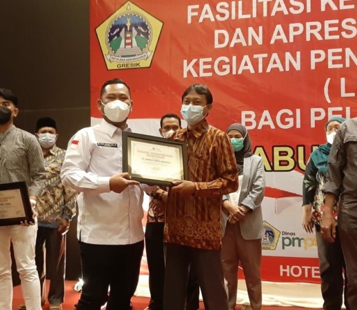 APRESIASI : Kepedulian PT Wilmar Nabati Indonesia dalam memberdayaan dan membatu UMKM di Gresik berbuah penghargaan dari Pemkab Gresik. (FIRMAN/RADAR GRESIK)