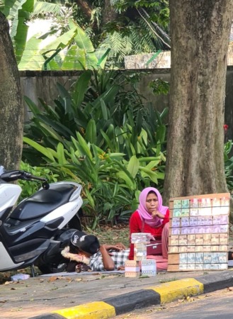 MASIH SEPI : Bisnis jasa penukaran uang baru terlihat masih belum bergeliat pada dua pekan menjelang Idul Fitri. (Fir./Radar Gresik