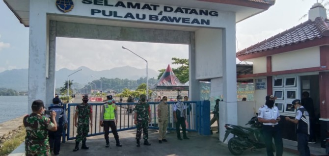 PENGAMANAN: Anggota gabungan TNI - Polri Forkopimcam Sangkapura saat berjaga di posko lebaran mudik Pelabuhan Pulau Bawean.  (Ist./Radar Gresik)