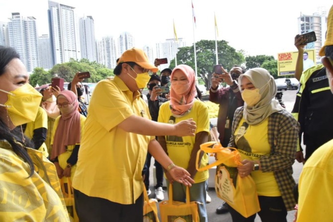 Ketua Umum DPP Partai Golkar Airlangga Hartarto melepas secara resmi perjalanan bus mudik gratis program dari partai Golkar, Jumat (29/4/2022). (ISTIMEWA/RADAR GRESIK)