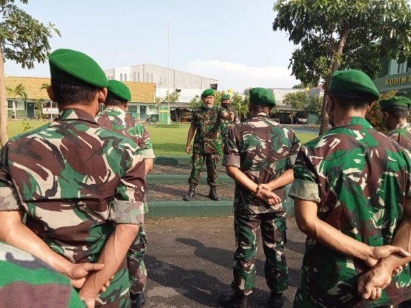 Gresik APEL : Pasi Intel Kodim 0817 Gresik, Kapten Inf Sujiadi saat pimpin apel di halaman Makodim 0817 Gresik, Jumat (29/4). (ISTIMEWA/RADAR GRESIK)
