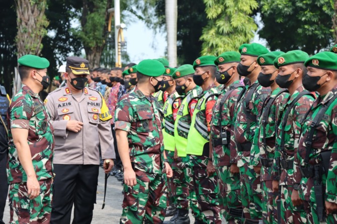 GELAR PASUKAN: Anggota TNI-Polri saat gelar pasukan untuk melakukan pengamanan kunjungan Presiden Joko Widodo ke Kabupaten Gresik.  (ist./Radar Gresik)