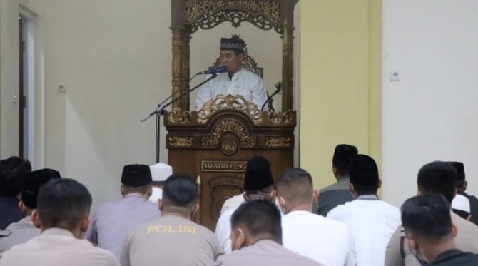 PERDANA: Kapolres Gresik AKBP Mochammad Nur Aziz sat memimpi tadarus di Masjid Al-Aziz.  (Ist/Radar Gresik)