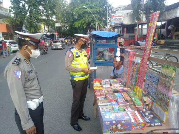RAZIA PETASAN: Anggota Polsek Kebomas melakukan razia petasan di wilayah Kecamatan Kebomas. (Ist./Radar Gresik)