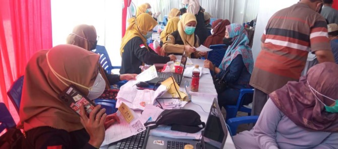 VAKSIN LANSIA : Kabid Pencegahan dan Pengendalian Penyakit Dinkes Gresik, dr. Puspitasari Wardani melakukan vaksinasi boster di balai Desa Yosowilangun Kecamatan Manyar Gresik (Dok/Radar Gresik)