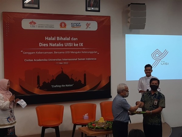 POTONG TUMPENG : Rektor UISI,  Prof. Dr.Ing. Herman Sasongko memberikan potongan tumpeng kepada Ketua Yayasan Semen Indonesia Foundation, Guntoro, S.T, M.M dalam kegiatan Dies Natalis Universitas Internasional Semen Indonesia (UISI) ke-9. (Riri/Radar Gres