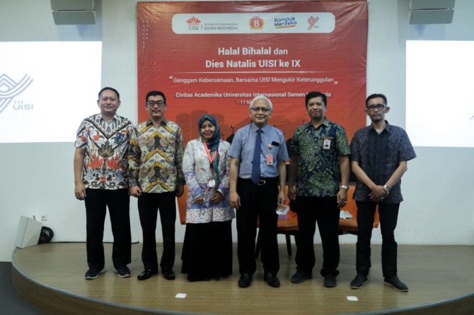 Foto Bersama : Rektor UISI beserta Wakil Rektor UISI berfoto bersama dengan ketua yayasan Semen Indonesia. (Ist./Radar Gresik)