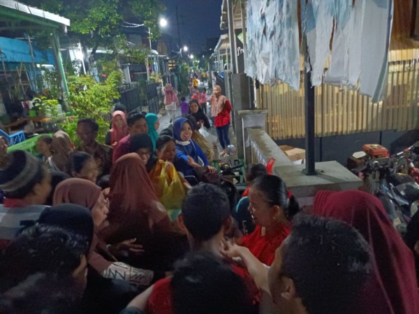 MERIAH : Warga Yosowilangun merayakan lebaran Ketupat dengan berkeliling rumah berburu snack usai Salat Subuh. (Riri/Radar Gresik)