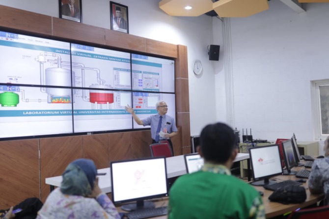 SIMULASI INDUSTRI : Rektor UISI,  PProf. Dr.Ing. Herman Sasongko menjelaskan simulasi yang mewadahi mahasiswa untuk mendapatkan gambaran real tentang engineering process dan engineering mechanism dari aktivitas manufacturing di industri. (Ist./Radar Gresi
