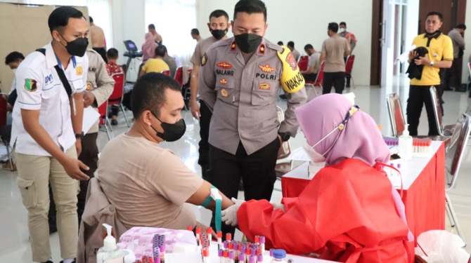 DICEK LANGSUNG : Wakapolres Gresik Kompol Ari Galang Saputro melakukan pengecekan secara langsung terhadap personelnya yang sedang melakukan tes kesehatan secara bertahap di Mapolres Gresik.