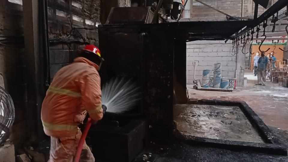 kebakaran kembali terjadi di wilayah Kabupaten Gresik. Kali ini kebakaran melanda pabrik rotan dan mebel PT Karunia Kasih Abadi (KKA) di Jalan Raya Wringinanom. (Ist./Radar gresik)
