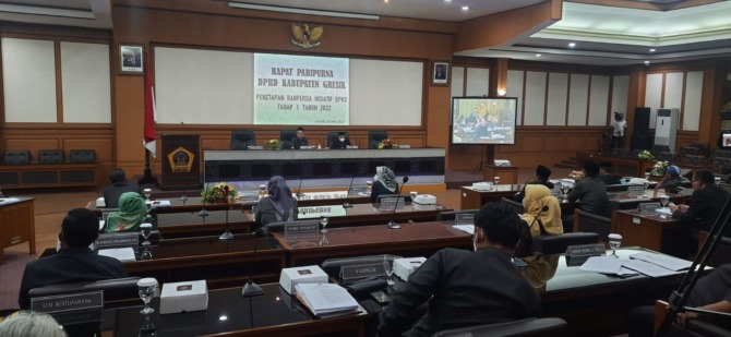 SEGERA DIBAHAS: DPRD Gresik saat menetapkan Ranperda Inisiatif. (Dok./Radar Gresik)