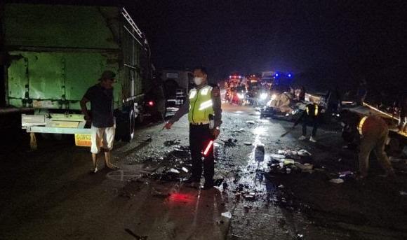 OLAH TKP: Anggota Unit laka lantas Satlantas Polres Gresik saat melakukan olah TKP di Jalan Raya Mandepo, Kecamatan Duduksampeyan. (Ist./Radar Gresik)