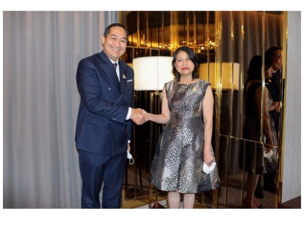 Menteri Perdagangan RI, Muhammad Lutfi melakukanpertemuan bilateral dengan Wakil Menteri PerdaganganLuar Negeri Peru, Ana Cecilia Gervasi di Bangkok, Thailand, Sabtu (21 Mei).