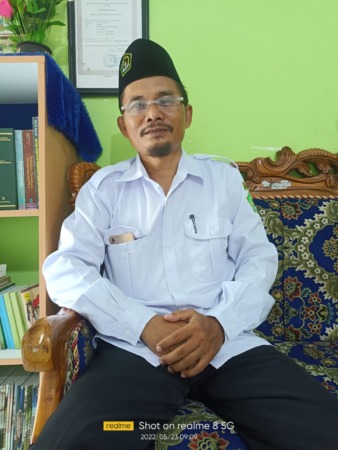 Kepsek MI Nurul Huda Lengkong, Endi. (Ist./Radar Gresik)