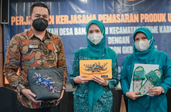 Bantu Pemasaran ; TP PKK Gresik memfasilitasi produk olahan UMKM BUMDes bisa masuk industri perhotelan. (istimewa/radar gresik)