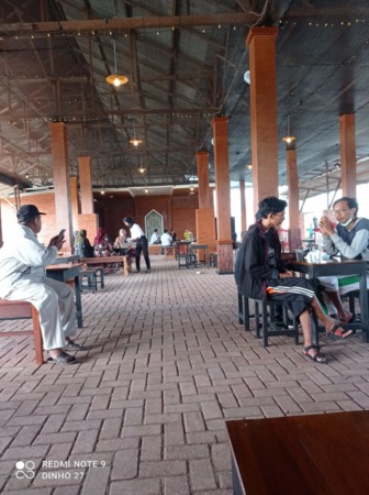 NUANSA MAJAPAHIT: Suasana kafe Al-Hambra yang berkonsep majapahit itu dikunjungi masyarakat. (YUDHI/RADAR GRESIK)