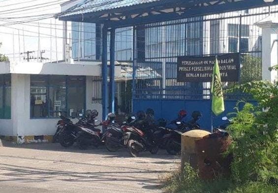 BLOKADE: Puluhan buruh secara bergantian memarkirkan kendaraannya agar tak ada aset pabrik yang dibawa keluar. (Ist./Radar Gresik)