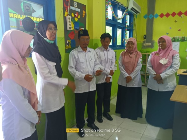 INOVATIF: Madrasah Ibtidaiyah Nurul Huda berinovasi. Usai beberapa waktu lalu telah dilaunching menjadi Madrasah Digital, kini MI Nurul Huda juga berkembang dalam kewirausahaan. (Riri/Radar Gresik)