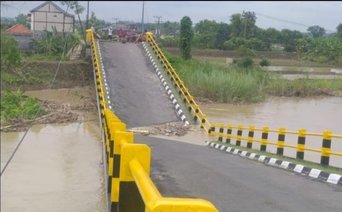 AMBRUK: Kondisi Jembatan Kacangan yang mengalami kerusakan beberapa bulan lalu. (Dok./Radar Gresik)
